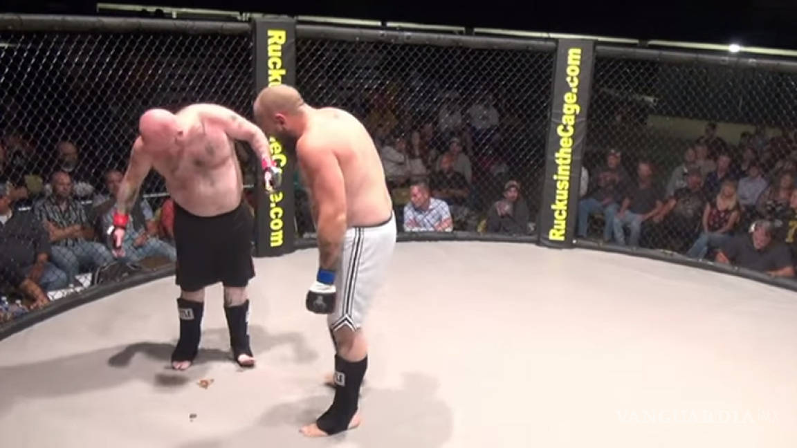 Peleador pierde el control de su esfínter y defeca en el ring durante un combate