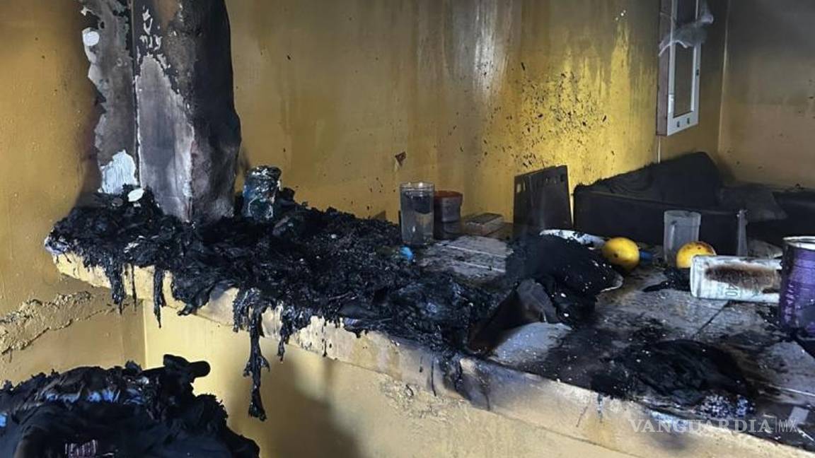 $!Los propietarios indicaron que el fuego podría haberse originado en un altar ubicado en una habitación trasera, rodeado de muebles de madera y ropa, provocando la rápida expansión de las llamas.