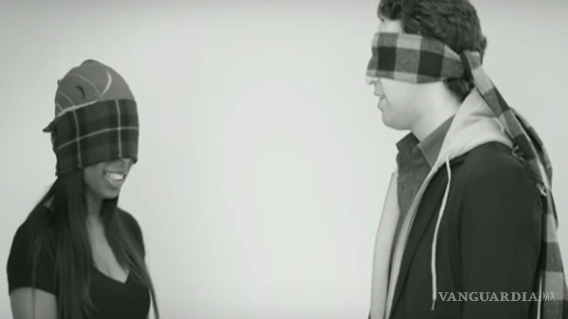Amor al primer beso, otro experimento de extraños con los ojos vendados (Video)