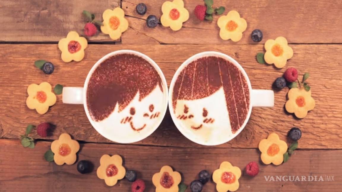 Artista narra historia de amor con mil tazas de espumoso café