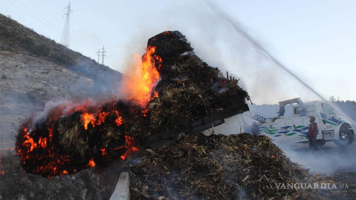 Se incendia caja de tráiler que transportaba alfalfa en 'Los Chorros'