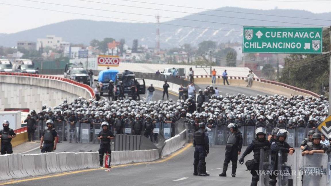 Desalojan maestros Autopista del Sol en ambos sentidos