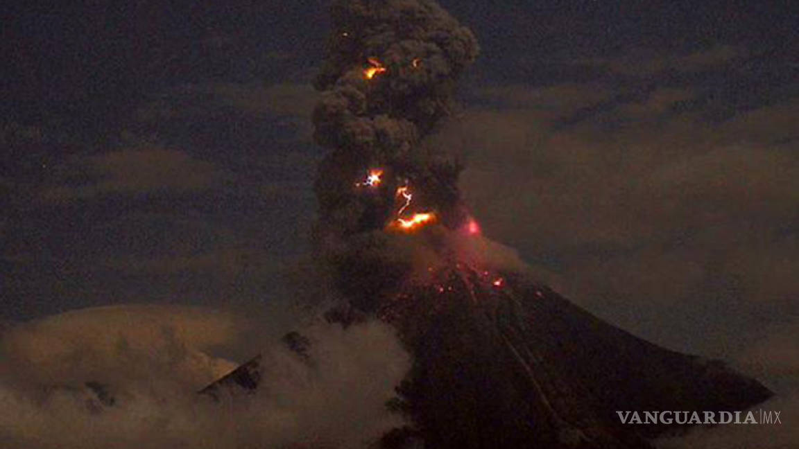 Lanza rayos el Volcán de Fuego de Colima