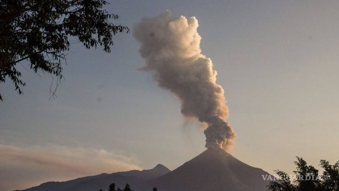 Volcán de Colima registra explosión y columna de mil 500 metros de altura