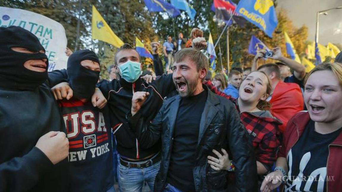 Se arrodillan 100 policías en Ucrania para pedir perdón