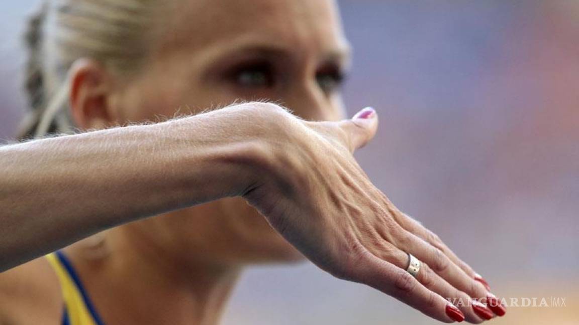 Prohíbe IAAF a atleta competir con uñas pintadas y con bandera gay
