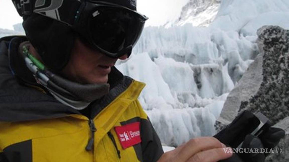 Montañistas marcan récord mundial haciendo la más elevada operación bancaria en el Monte Everest