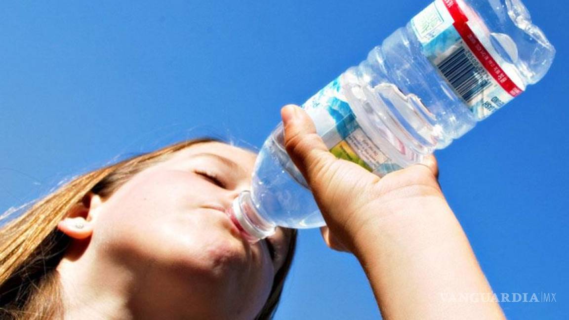 Beber constantemente agua embotellada puede ser riesgoso
