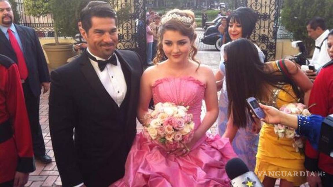 Alicia Villarreal y Arturo Carmona se unen para celebran los XV años de su hija