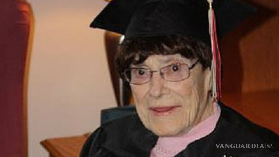Nunca es tarde: Mujer de 103 años se gradúa de preparatoria