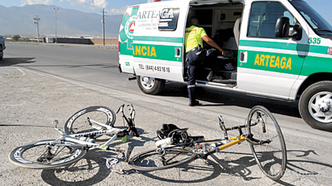 Chofer imprudente atropella a ciclistas en Saltillo
