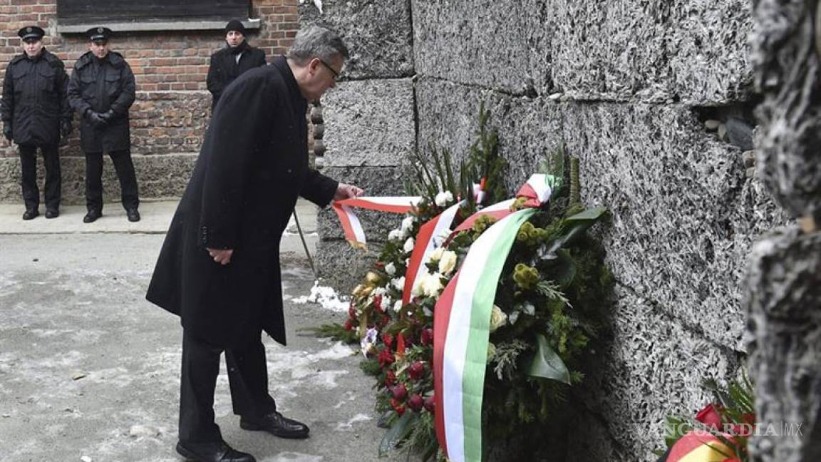 Ofrenda en el muro de la muerte abre el 70 aniversario liberación Auschwitz