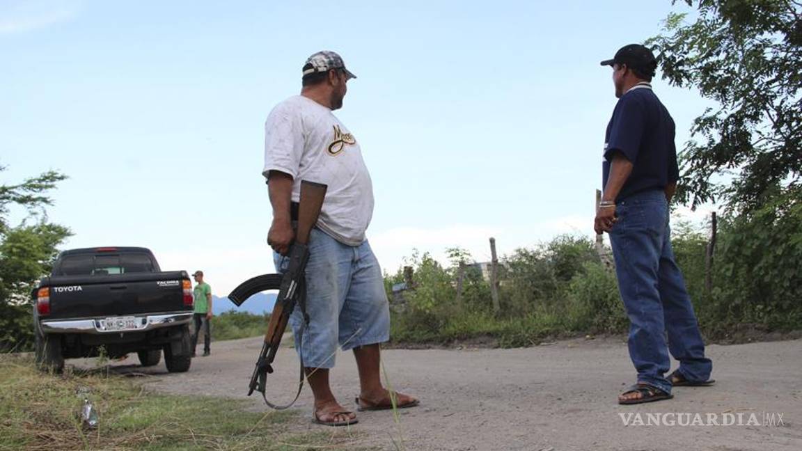 Grupo de autodefensas llega a Tingüindín, Michoacan