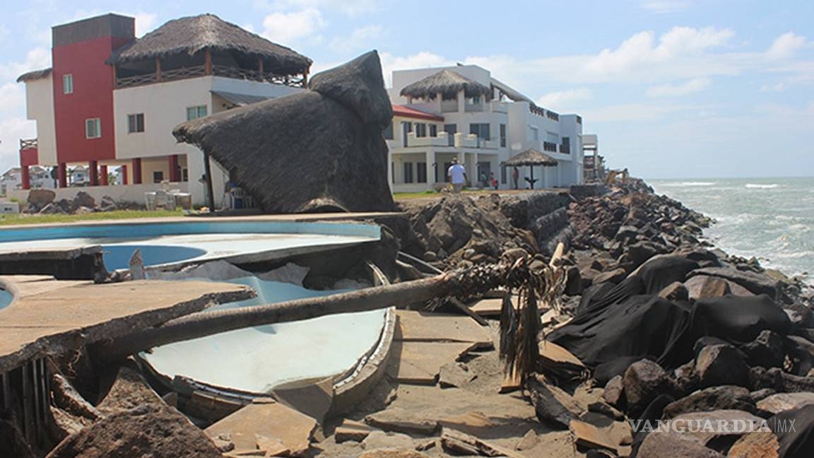 Mar de fondo devora 10 mansiones en Sinaloa