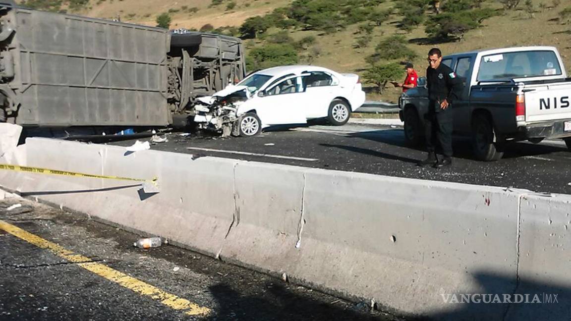 $!Un muerto y 22 lesionados tras volcadura de camión de Piedras Negras