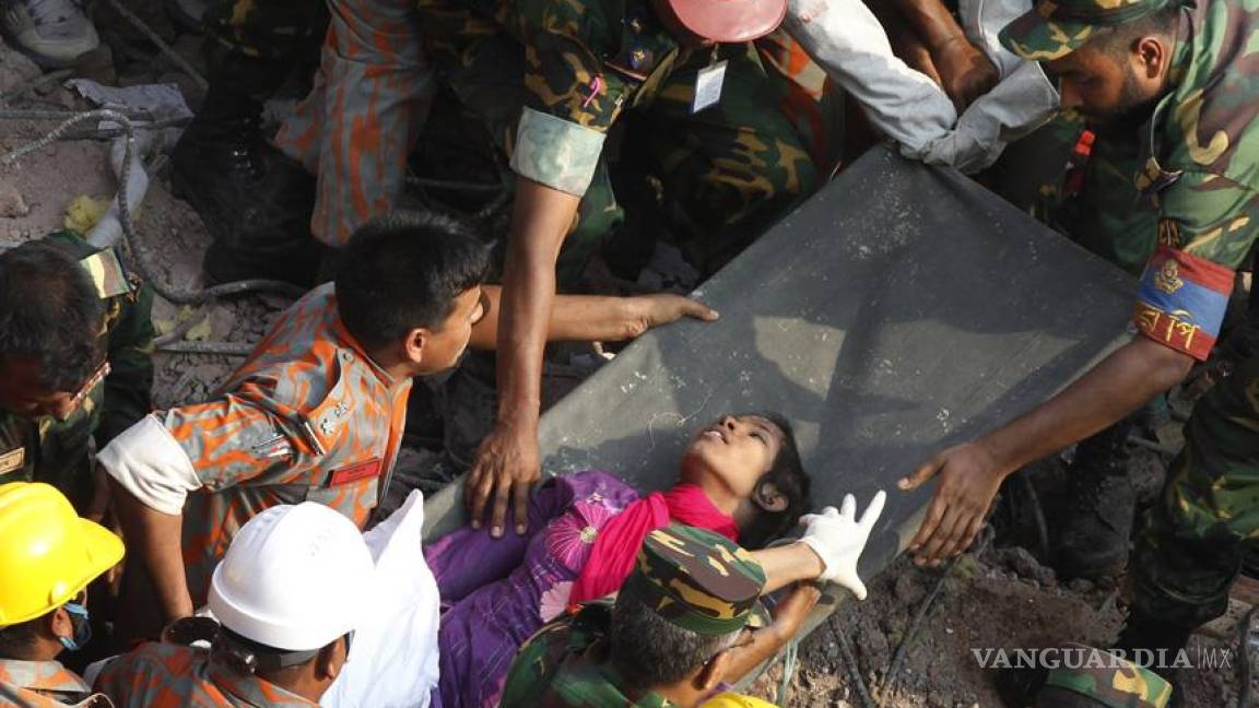 Hallan a mujer viva tras derrumbe en Bangladesh