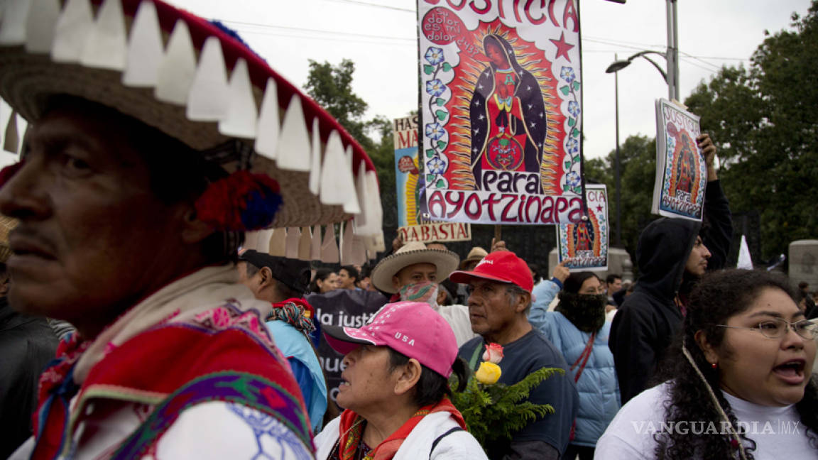Marchan estudiantes de Ayotzinapa en Chilpancingo