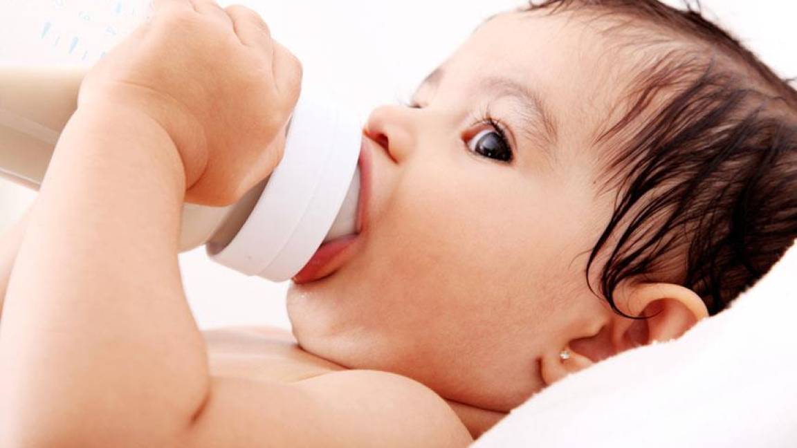 Bebés pueden desarrollar otitis media por mala posición de biberón