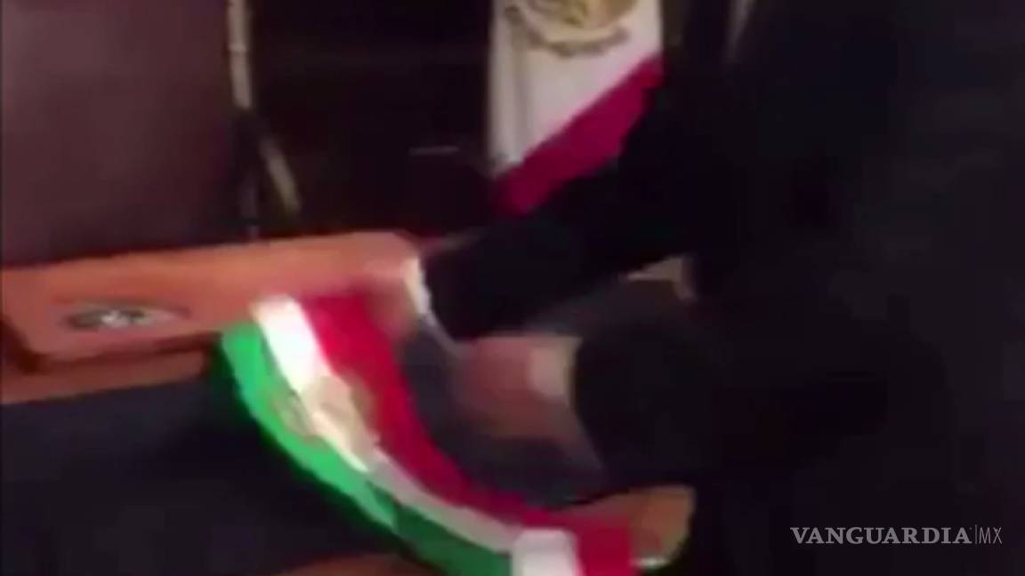 Peña Nieto por poco tira banda presidencial (video)