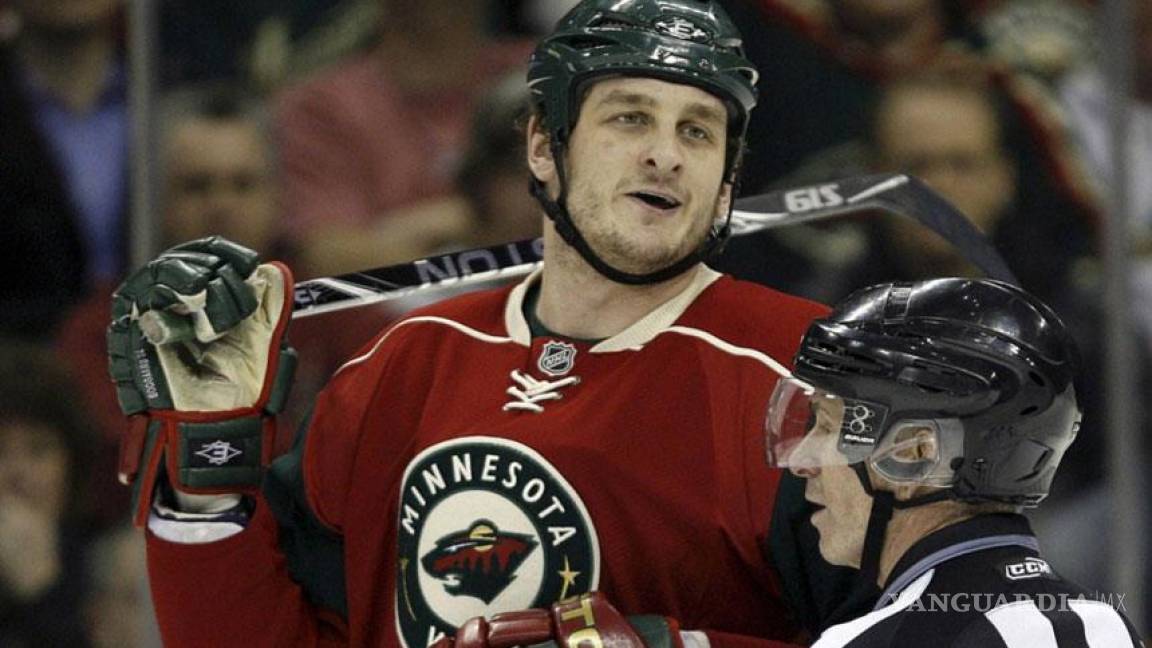 Familia de Derek Boogaard demanda a la NHL