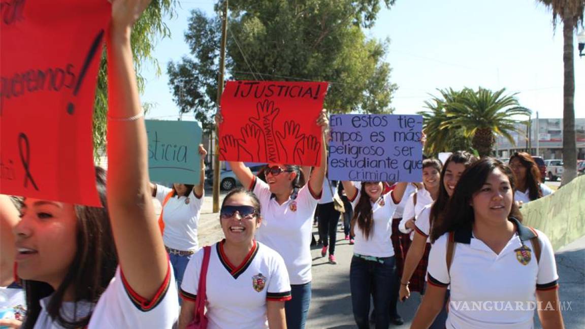 Normalistas de Torreón se manifiestan en apoyo a Ayotzinapan