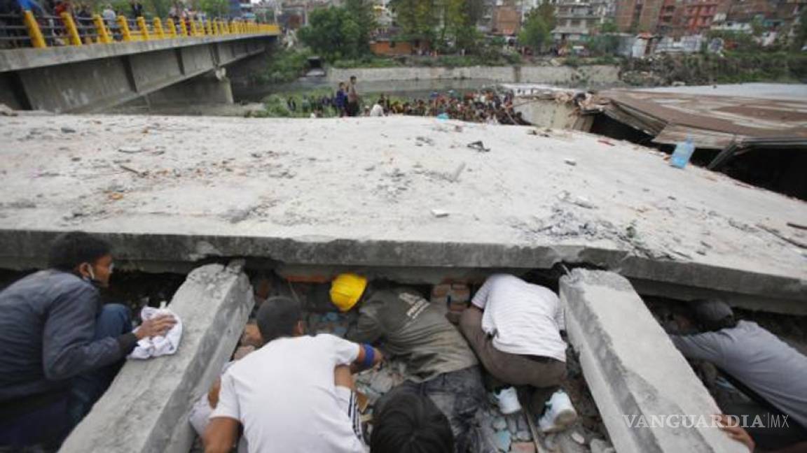 Réplicas frenan los rescates y obligan a dormir al aire libre en Nepal