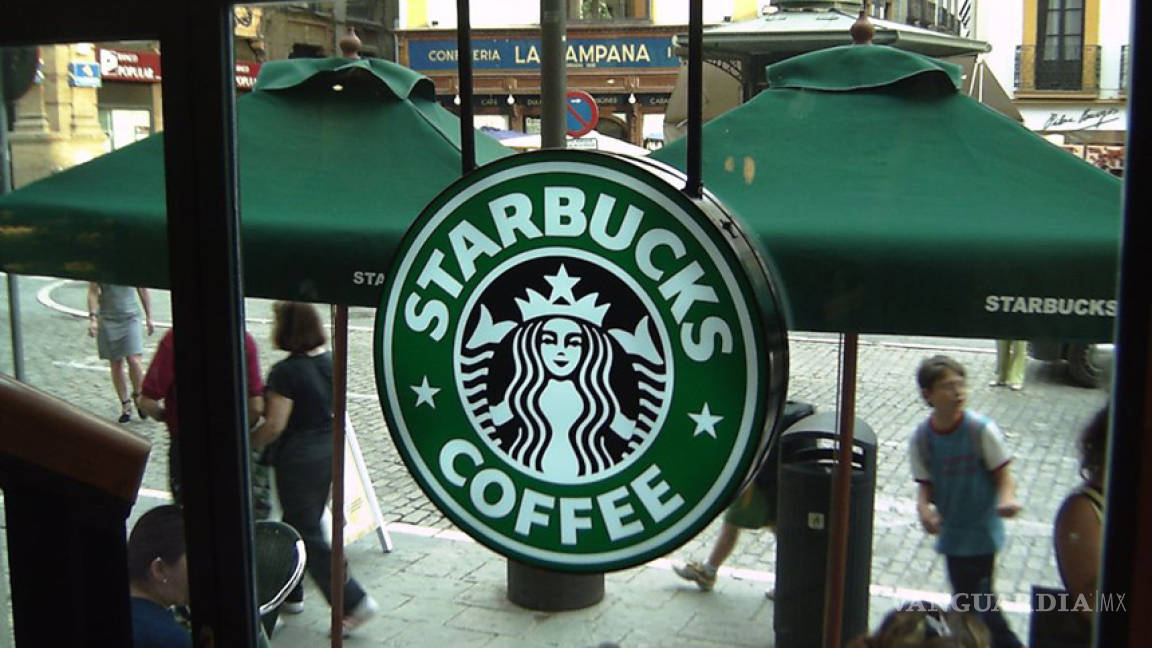 Demandan a Starbucks por ponerle mucho hielo a sus bebidas