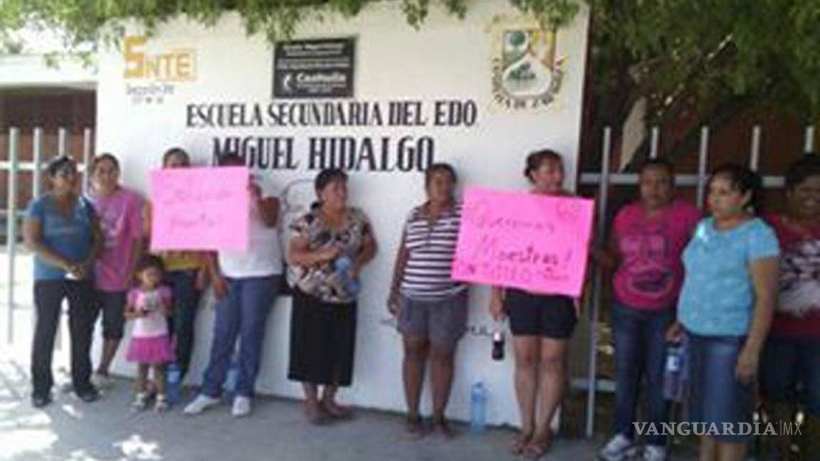 Toman instalaciones de escuela secundaria en Hidalgo por falta de maestros