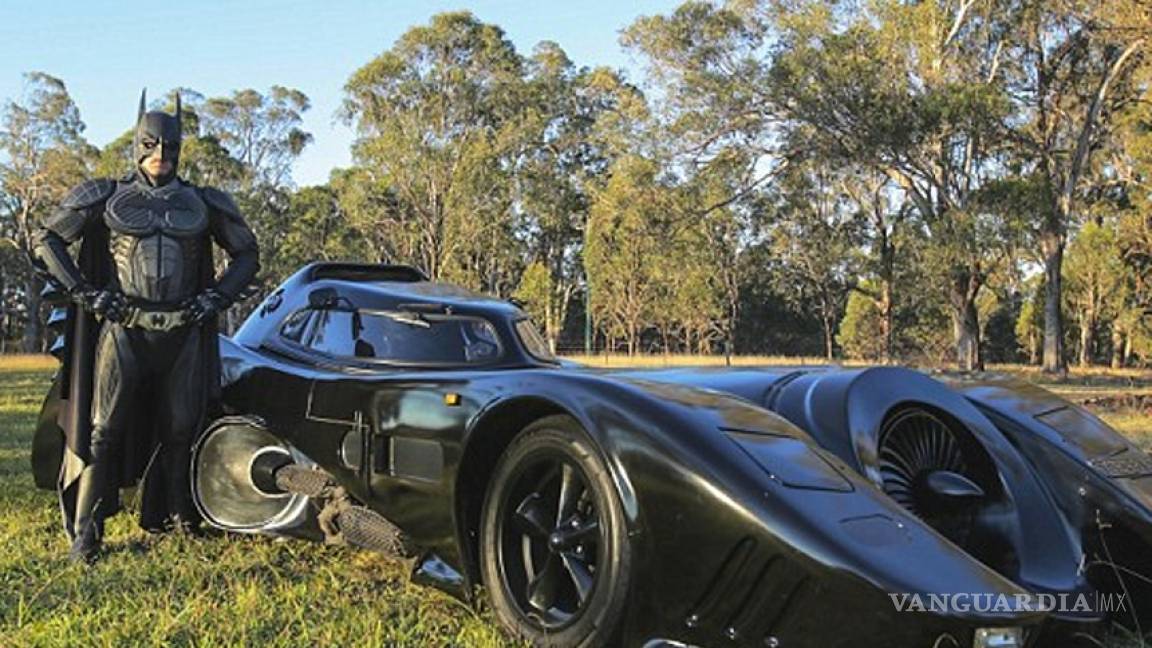 Batman australiano pasea a niños enfermos en su batimóvil