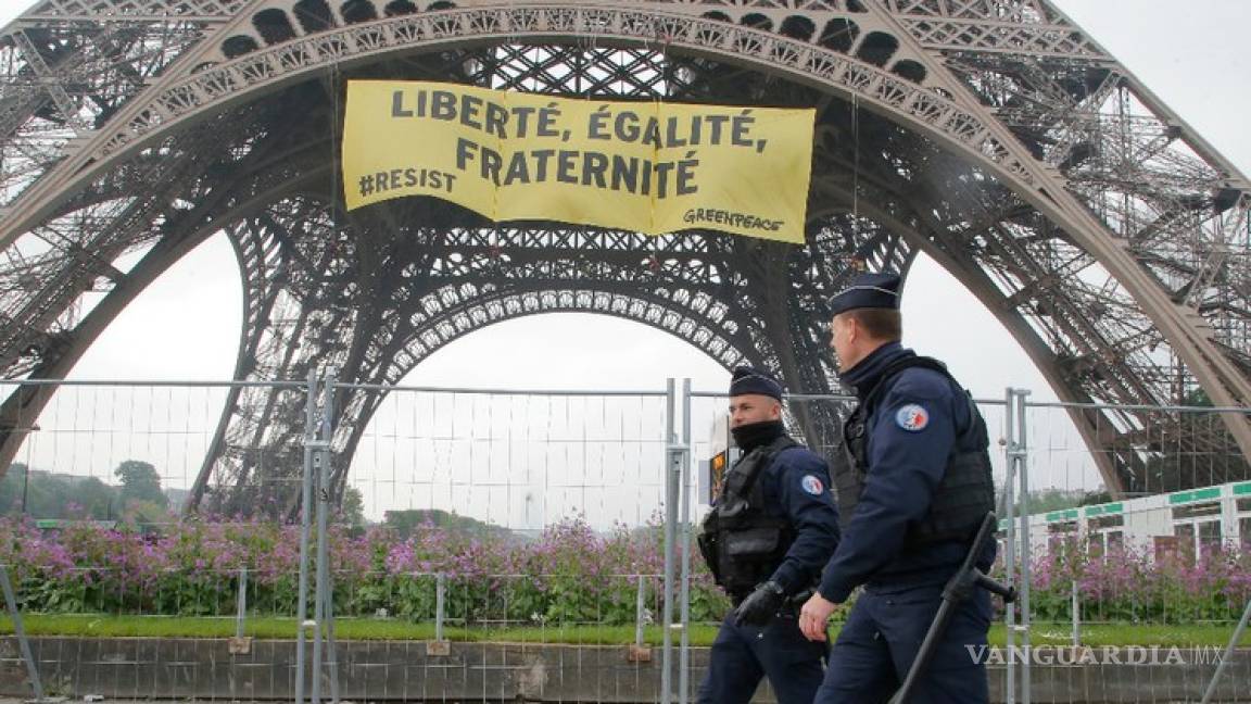 Greenpeace cuelga en la Torre Eiffel manta contra Le Pen