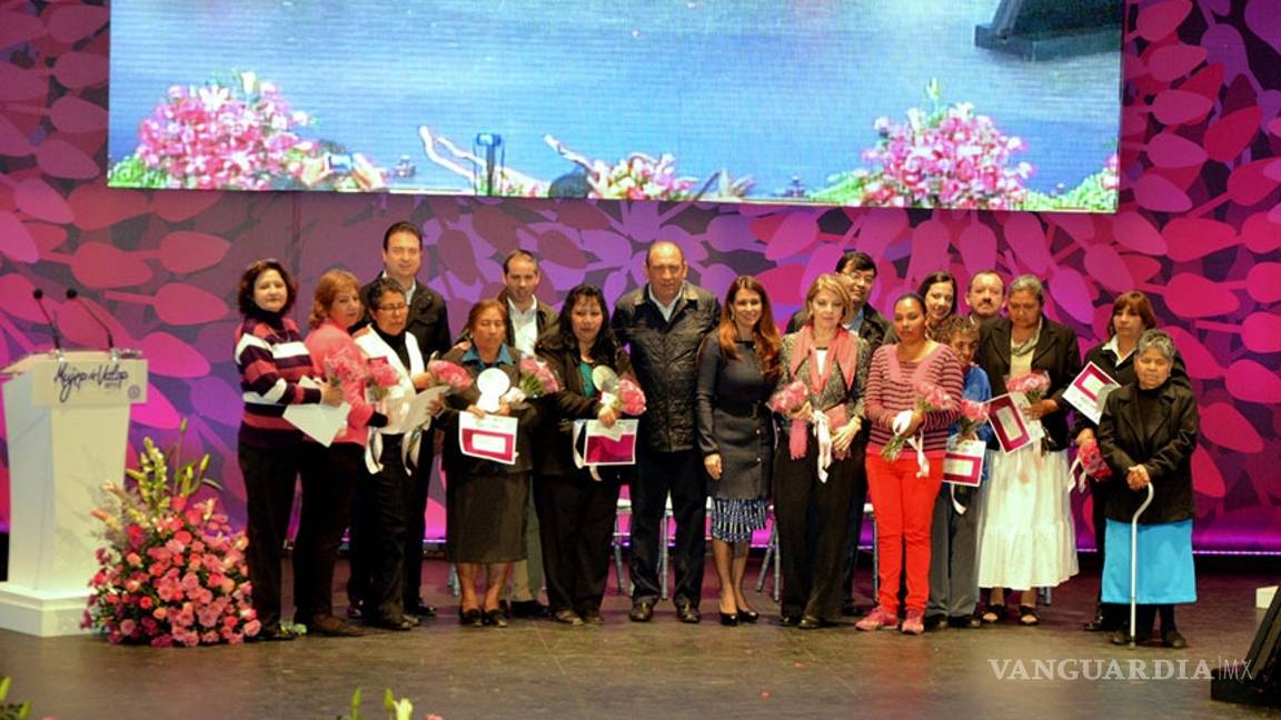 Reconocen a 10 mujeres de Coahuila con la presea &quot;Mujer con valor 2015&quot;