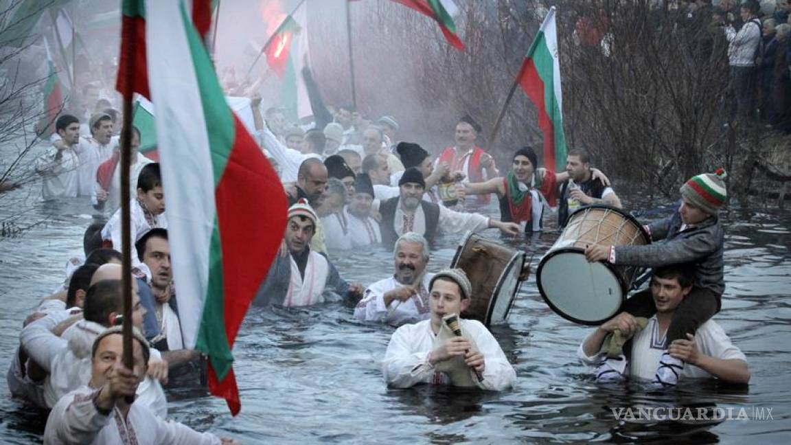 Búlgaros celebran la Epifanía en aguas gélidas