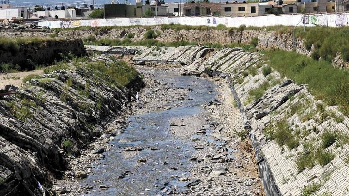 Nadie escucha a vecinos que piden limpieza de arroyo en Saltillo