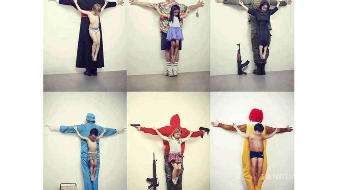 Polémica foto de niños crucificados