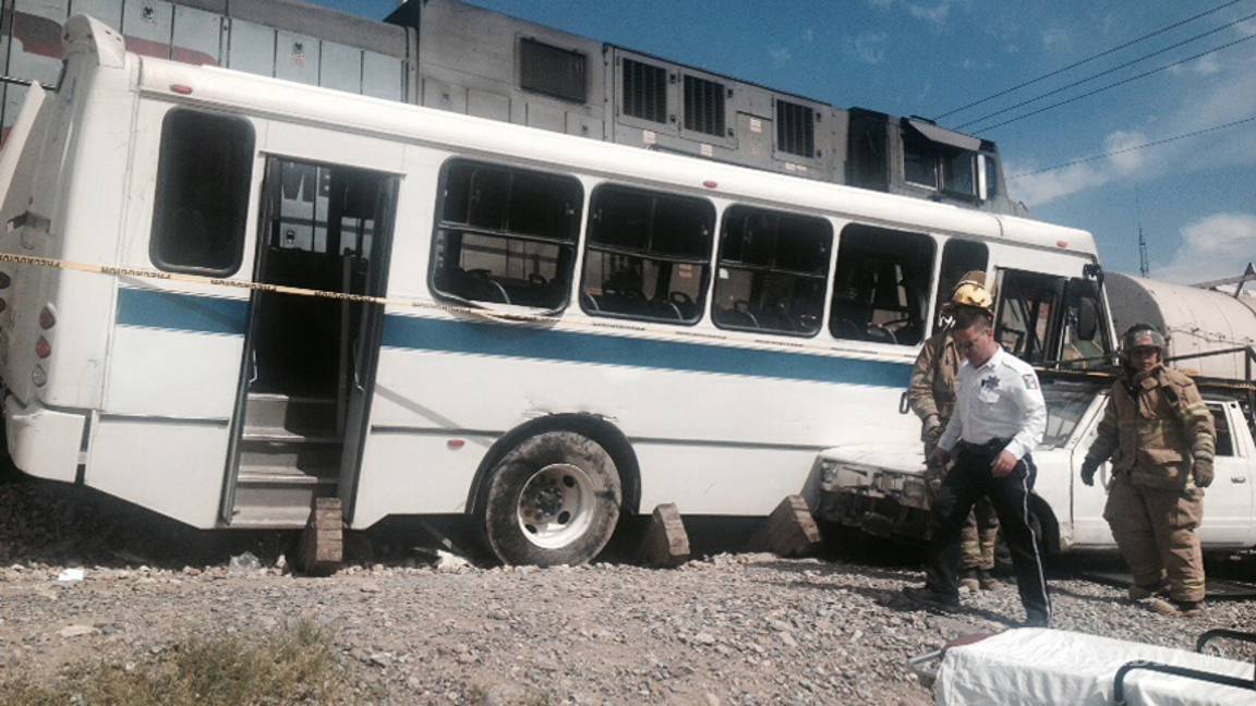$!Camión urbano intenta ganarle al tren y choca; hay 30 personas lesionadas