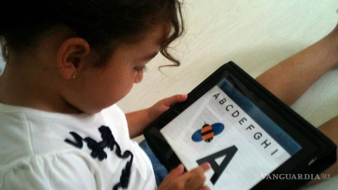 Internan a niña de 4 años por adicción al iPad