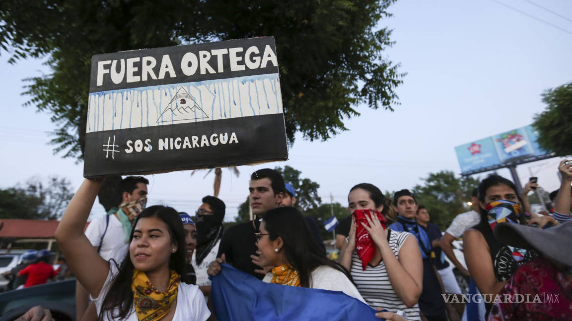 Crece rechazo al presidente de Nicaragua; derogan reforma tras disturbios