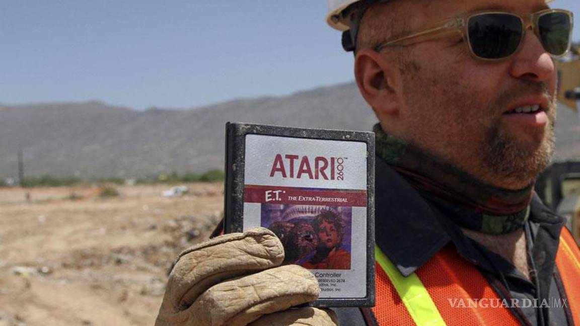 Encuentran a E.T. enterrado en el desierto