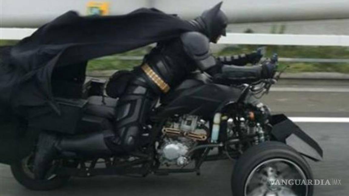 Japón tiene su propio Batman... y se pasea por la autopista