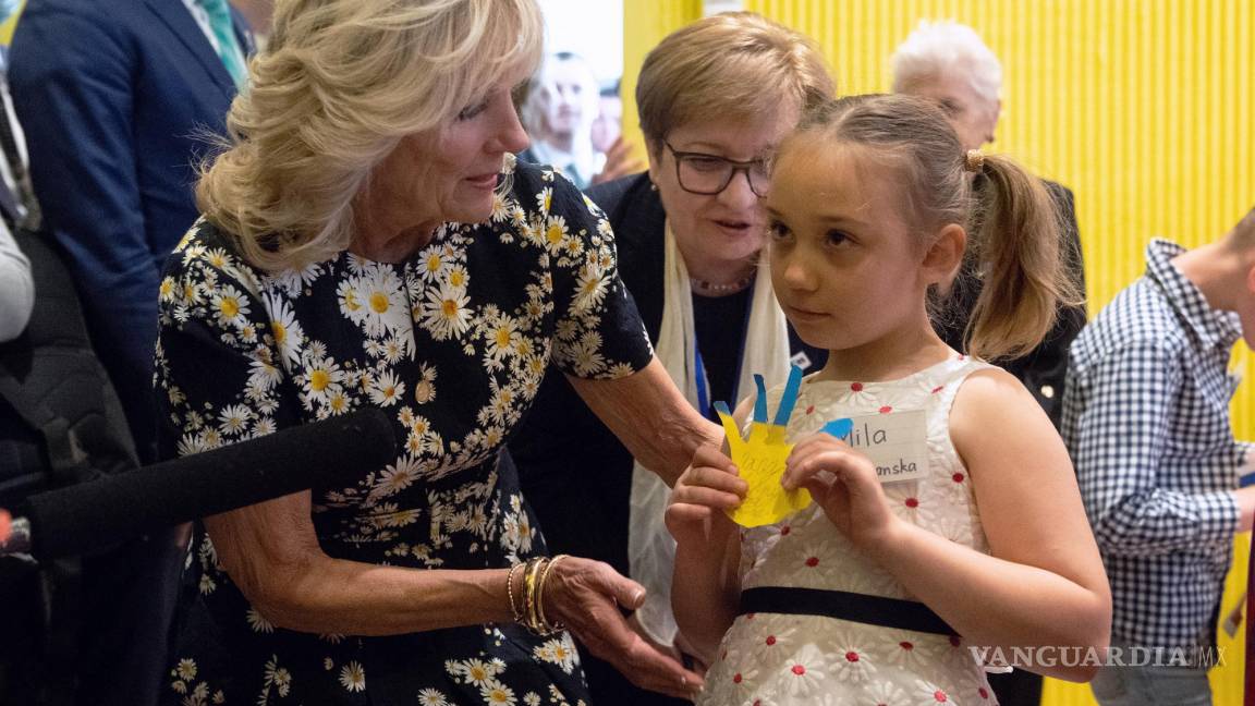 $!La Primera Dama de EU, Jill Biden interactúa con la niña refugiada ucraniana Mila (R), que sostiene un dibujo con los colores nacionales de Ucrania.