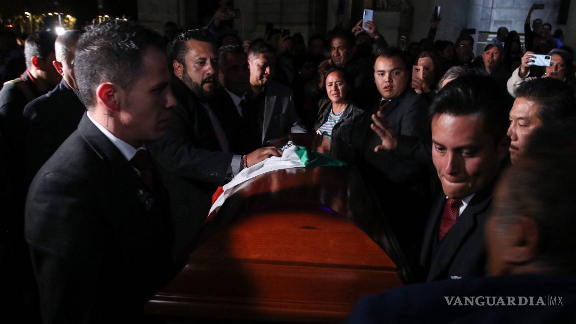 $!Después del homenaje en Bellas Artes, los restos de don Ignacio López Tarso fueron trasladados al teatro Jorge Negrete.