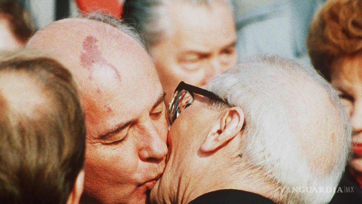 $!El líder soviético Mikhail Gorbachev besa al líder de Alemania Oriental, Erich Honecker, durante su reunión en Berlín, Alemania Oriental, el 6 de octubre de 1989.