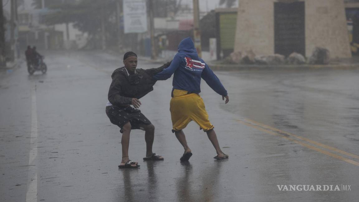 Huracán Fiona deja a con daños severos Puerto Rico y ahora a golpea a República Dominicana