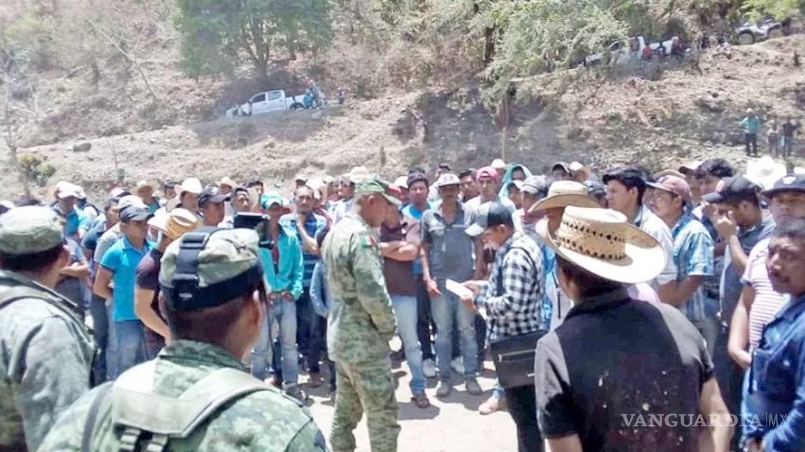 $!Retienen a militares en Guerrero para frenar destrucción de amapola