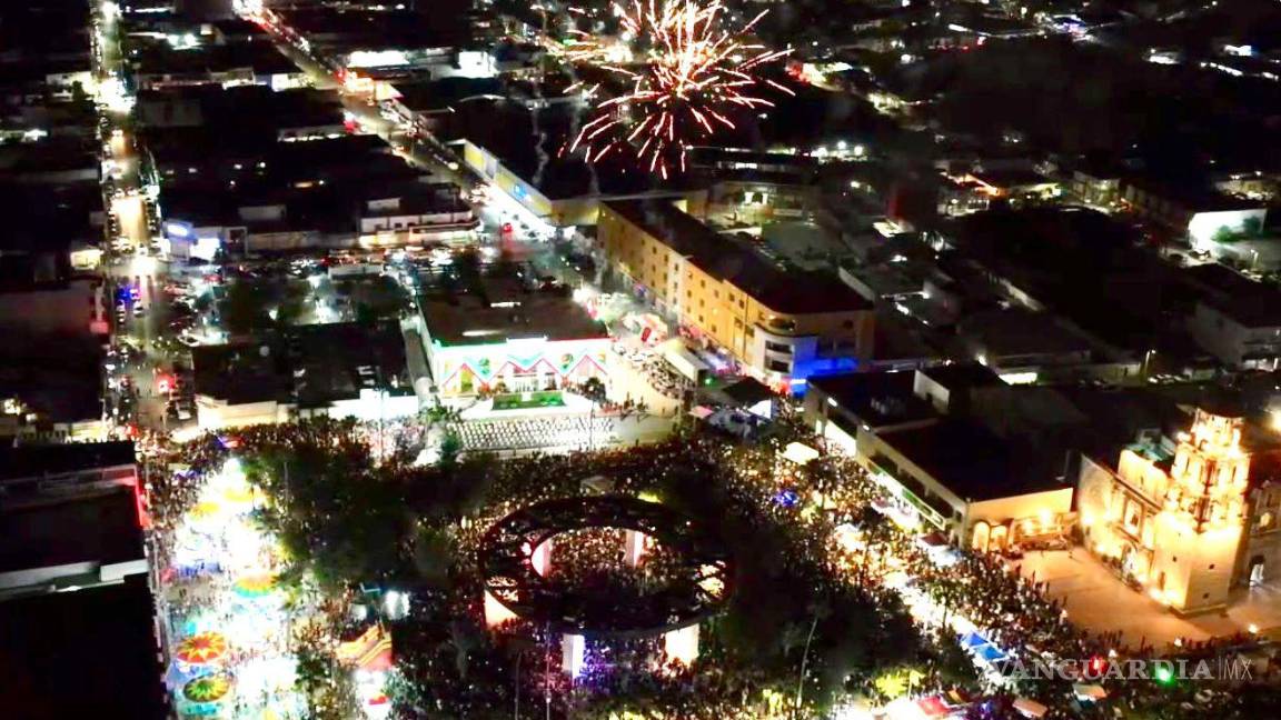 $!Familias completas llenaron la Plaza Principal de Monclova para ser parte de la tradicional ceremonia del Grito de Independencia.