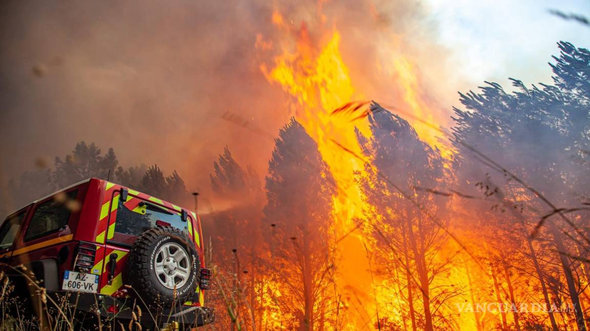 $!Una imagen proporcionada por el Servicio Departamental de Bomberos y Rescate de Gironda 33 (SDIS 33) muestra un incendio forestal en Landiras, Francia.