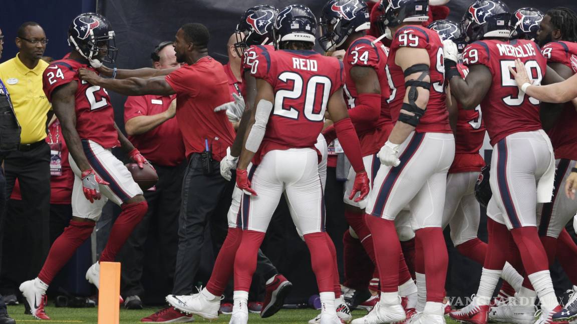 $!Joseph intercepta, corre y anota para darle la victoria a los Texans