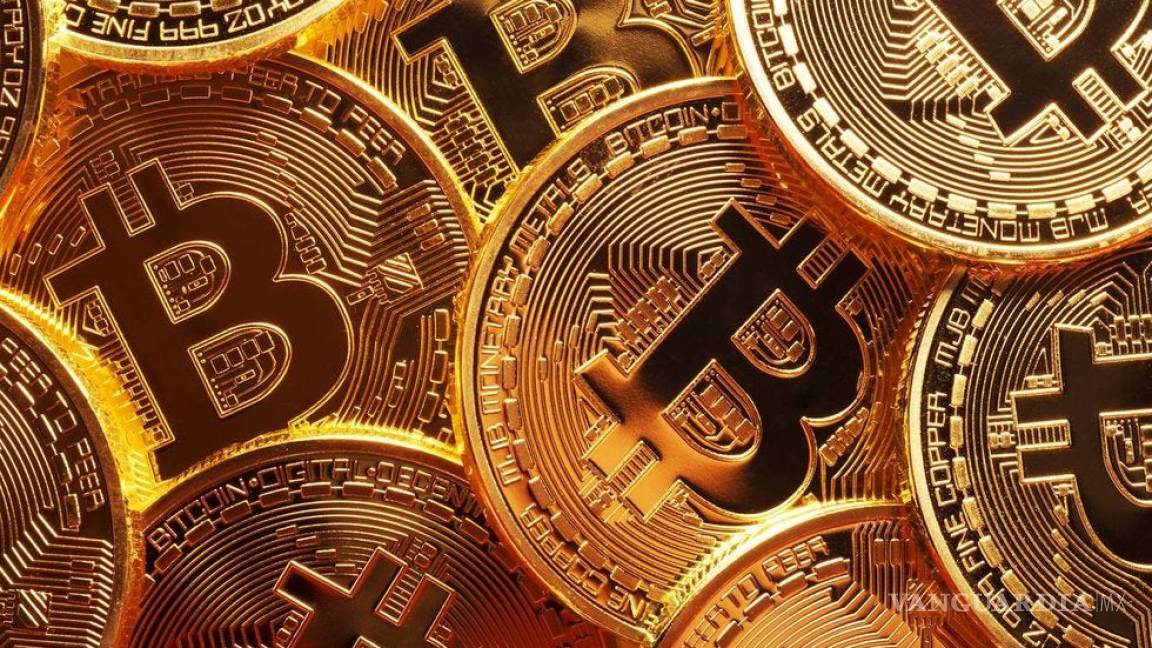 Advierten sobre riesgos para inversionistas tras desplome del Bitcoin