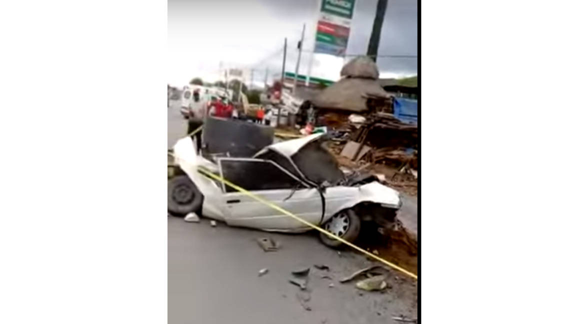 Rollo de acero aplasta seis autos en carretera de Nuevo León