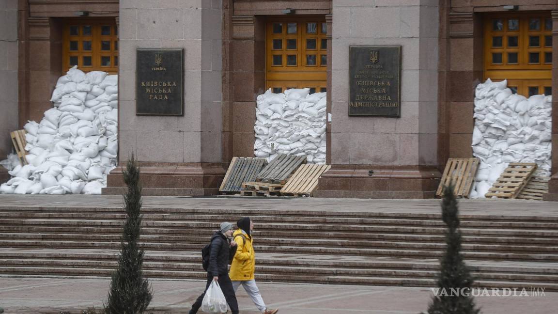 $!Sacos de arena refuerzan las ventanas del Ayuntamiento de Kiev en Kiev (Kiev), Ucrania. EFE/EPA/Zurab Kurtsikidze